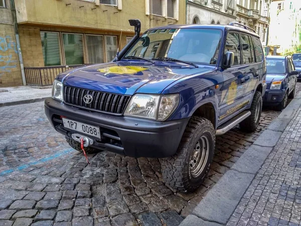 Alter Japanischer Geländewagen Mit Allradantrieb Der Auf Probe Modifiziert Wurde — Stockfoto