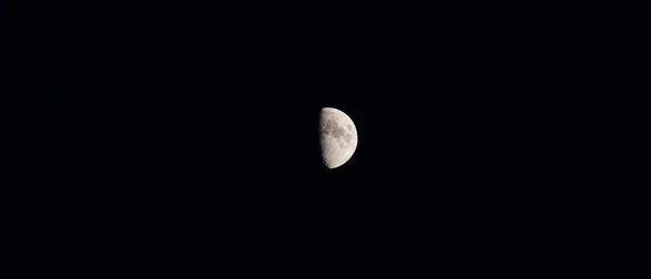 在漆黑的天空中 一个美丽的半月形 — 图库照片