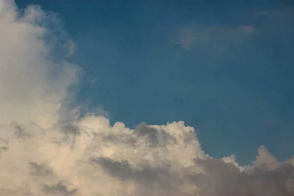 Eine Nahaufnahme Von Wolken Himmel Einem Sonnigen Tag Indonesien — Stockfoto