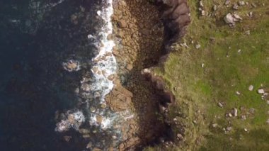 Büyük Britanya 'nın batısındaki Cornish kıyısı boyunca dalgalar çarpışıyor.