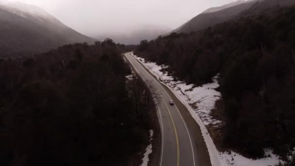 Antenna Una Macchina Che Scende Lungo Una Strada Con Panning — Video Stock