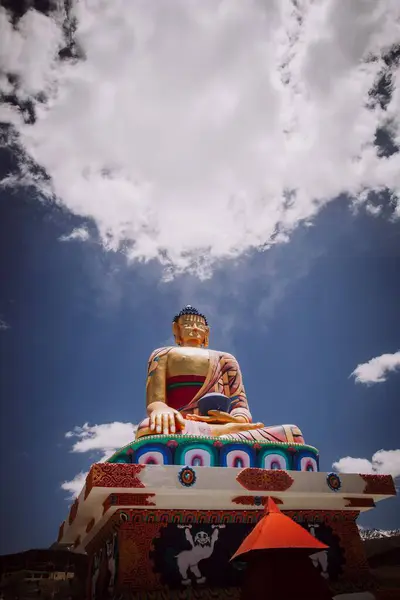 Güneşli Bir Günde Buda Heykelinin Alçak Açılı Görüntüsü — Stok fotoğraf