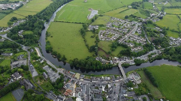 爱尔兰基尔肯尼县Thomastown流经的河流美丽的空中景观 — 图库照片