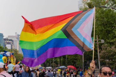 Mexico City, Meksika 25 Haziran 2022 New LGBTQ Hakları Onur Bayrağı Meksika 'daki Onur Yürüyüşü' nde duruyor. Bağımsızlık Meleği Arkaplanı