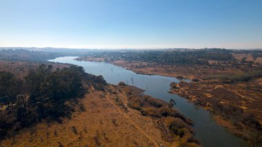 Del Valle Gölü 'nün gün ışığında yüksek açılı görüntüsü.
