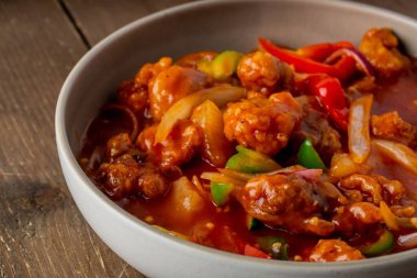 Bir kase tatlı ve baharatlı tavuk ve sebze.