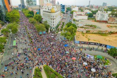 Mexico City, Meksika 25 Haziran 2022 La Reforma 'daki Hava Aşıları. Renkli Şemsiye ve Bayraklarla LGBTQ Yürüyüşü.