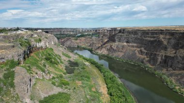 Twin Falls, Idaho 'daki Yılan Nehri üzerindeki Perrine Köprüsü' nün hava görüntüsü.