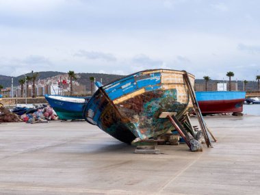 Küçük bir limanda park edilmiş küçük balıkçı tekneleri.