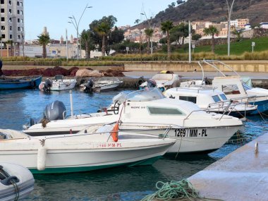 Limanda park etmiş balıkçı tekneleri.