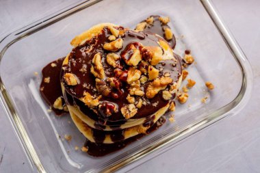 Lezzetli kahvaltılık krep. Üstünde şurup ve fındık var.