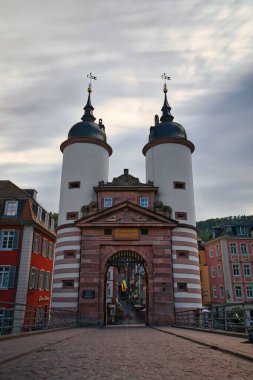 Heidelberg 'de bulunan eski köprü Neckar Nehri' ni geçer. Köprünün güney tarafında bu kapı var..