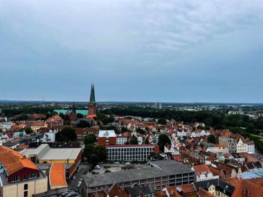 Mavi gökyüzünün altındaki eski Alman şehri Lubeck 'in manzarası.