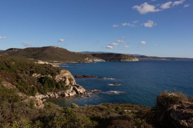 Yazın sahilden çekilen mavi gökyüzü