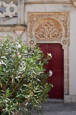 İtalya 'nın Lecce eyaletinde bir Apulian köyü olan Santa Cesarea Terme' de bir evin kapısı.