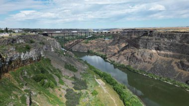 Twin Falls, Idaho 'daki Yılan Nehri üzerindeki Perrine Köprüsü' nün hava görüntüsü.
