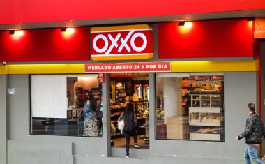 Sao Paulo, Brezilya: OXXO mini pazarının dış görünüşü 24 saat