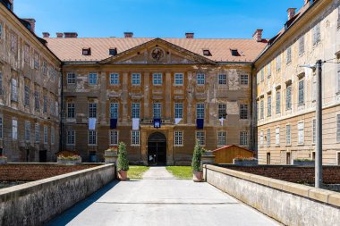 Holiç, Slovakya - 18 Haziran 2022 Holiç, Slovakya 'daki şatoya köprü girişi