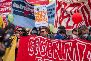 Münih 'teki G7 zirvesinde protestocular. Daha fazla küresel adalet talep ediyor. Sol kanadın siyasi güdümlü hareketi