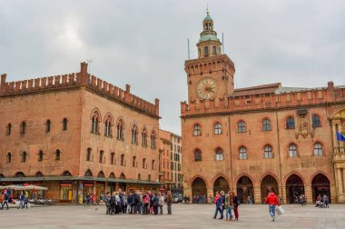 Maggiore Meydanı 'nda (Piazza Maggiore) insanların yürüdüğü ve ayakta durduğu güzel bir poz.