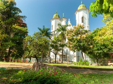 Belo Horizonte şehrindeki bir meydanda güzel şehir manzarası. Mavi gökyüzü. Kilise.