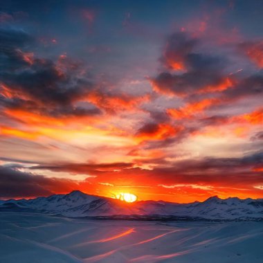 Karla kaplı dağların üzerinde dramatik bir günbatımı manzarası