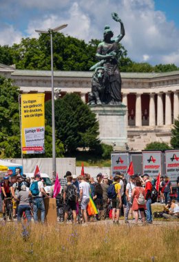 Münih 'teki G7 zirvesinde protestocular. Daha fazla küresel adalet talep ediyor. Sol kanadın siyasi güdümlü hareketi