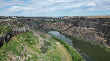 Twin Falls, Idaho 'daki Yılan Nehri üzerindeki Perrine Köprüsü' nün hava görüntüsü.