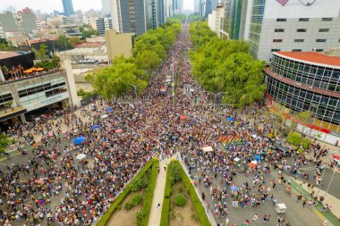 Mexico City, Meksika 25 Haziran 2022 La Reforma 'daki Hava Aşıları. Renkli Şemsiye ve Bayraklarla LGBTQ Yürüyüşü.