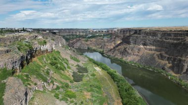 Twin Falls, Idaho 'daki Yılan Nehri üzerindeki Perrine Köprüsü' nün hava görüntüsü.