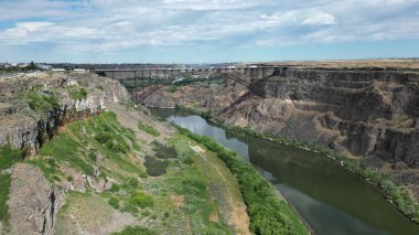 Twin Falls, Idaho, ABD 'deki Yılan Nehri üzerindeki Perrine Köprüsü' nün hava görüntüsü.
