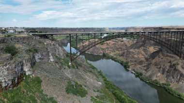 Kanyonlar arasında bir nehir ve köprü manzarası