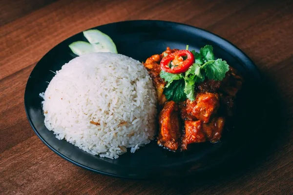 Nasi Segar Disajikan Dengan Ayam Juicy Atas Meja — Stok Foto