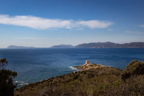 Oude Ruïnes Zee Sardegna Italië Tegen Bewolkte Blauwe Lucht — Stockfoto