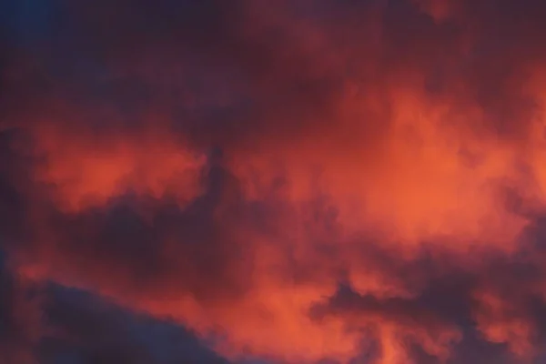 夕日の上にカラフルな雲 オレンジ — ストック写真