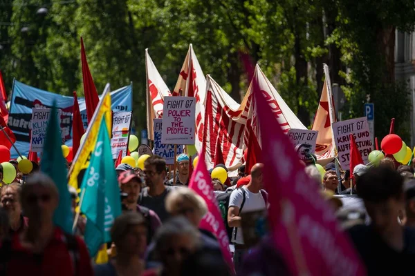 Demonstranten Bei Der Demonstration Zum Gipfel München Forderungen Nach Mehr — Stockfoto