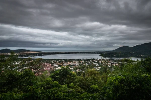 Cielo Nuvoloso Cupo Sopra Lago Città Sera — Foto Stock