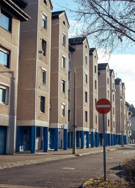 Una Calle Con Edificios Pintados Azul Parte Inferior Una Señal — Foto de Stock