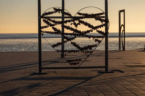 Металева Форма Серця Висячими Замками Ньому Пляжі — стокове фото