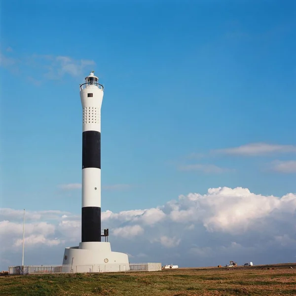 Dungeness Lighthouse Dungeness Headland Contra Nuvens Brancas Inchadas Céu Azul — Fotografia de Stock