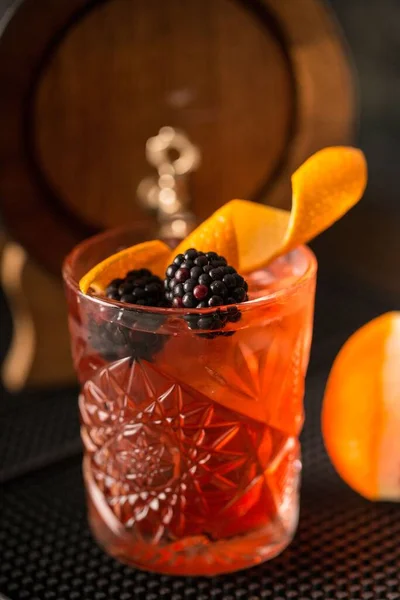 Ένα Κάθετο Πλάνο Ενός Κόκκινου Cocktail Βατόμουρα Και Φλούδα Πορτοκαλιού — Φωτογραφία Αρχείου