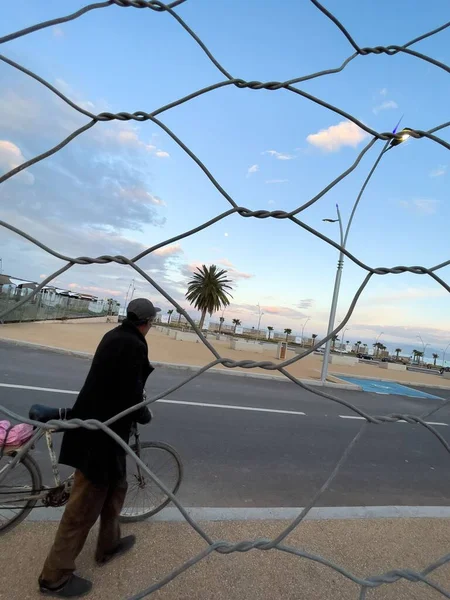 Mann Schiebt Sein Fahrrad Der Nähe Straßenrand — Stockfoto
