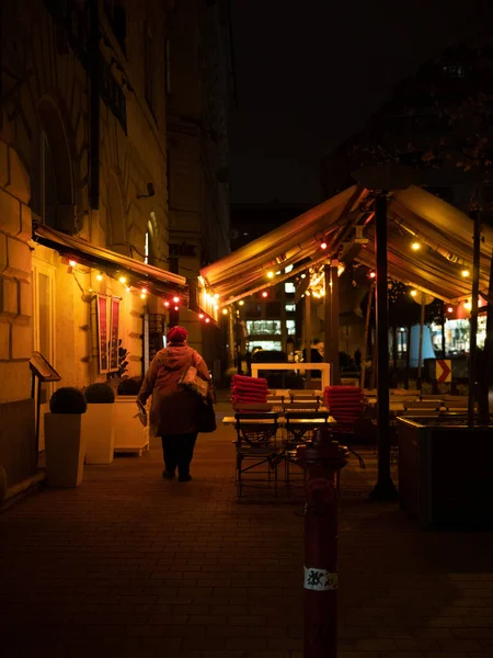 Egy Szabadtéri Kávézó Egy Városban Éjszaka — Stock Fotó