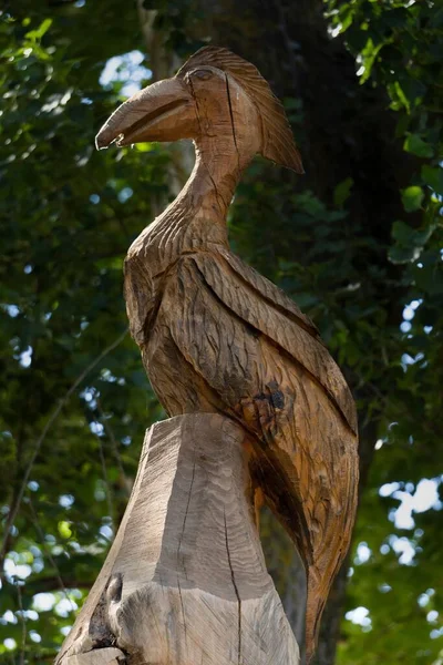 Großer Vogel Den Stamm Eines Baumes Wald Geschnitzt — Stockfoto