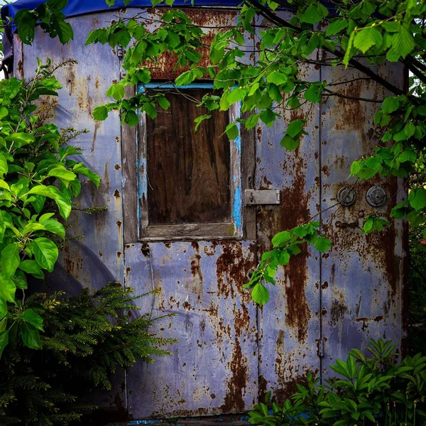 Detalle Una Pared Oxidada Antiguo Cobertizo Con Una Pequeña Puerta —  Fotos de Stock