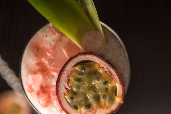 Une Vue Dessus Cocktail Rose Dans Verre Avec Des Fruits — Photo