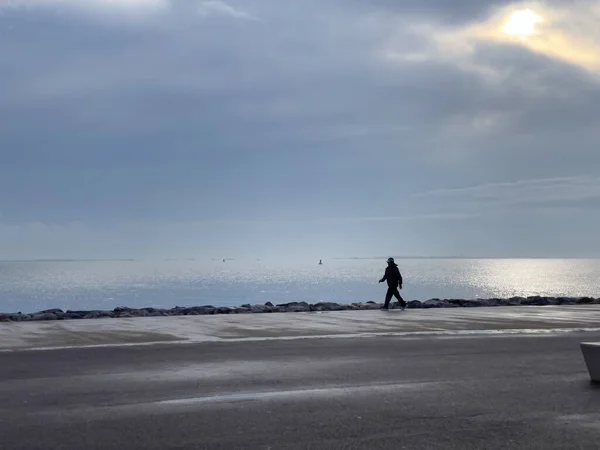 Gün Doğumunda Sahilde Yürüyen Adam — Stok fotoğraf