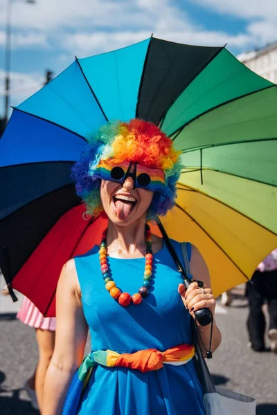 Una Mujer Con Una Peluca Arco Iris Gafas Sol Paraguas — Foto de Stock