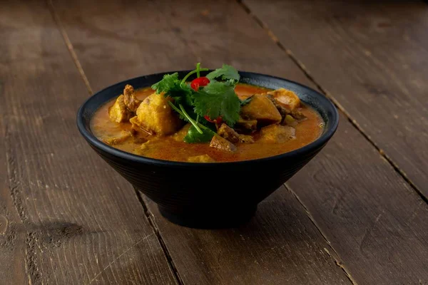 Een Kom Verse Curry Soep Een Houten Ondergrond — Stockfoto
