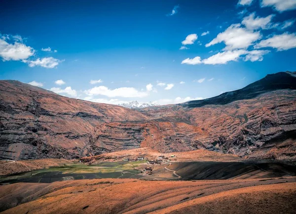 Uma Vista Aérea Vale Entre Rochas Áridas Vermelhas Fundo Céu — Fotografia de Stock